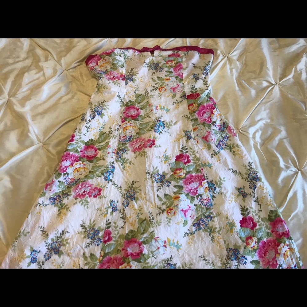 Sleeveless spring dress. Straps are removable.